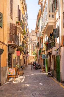 Palma de Mallorca, İspanya - 28 Temmuz 2023: Palma 'da güzel sokak manzaraları ve mimari.