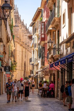 Palma de Mallorca, İspanya - 28 Temmuz 2023: Palma 'da güzel sokak manzaraları ve mimari.