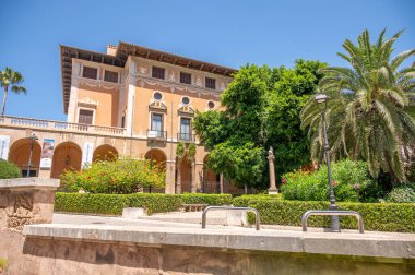 Palma de Mallorca, İspanya - 28 Temmuz 2023: Palma 'daki La Almudaina Kraliyet Sarayı.