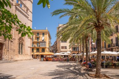 Palma de Mallorca, İspanya - 28 Temmuz 2023: 15. yüzyıl dramatik Gotik mimarisi olan lonca binası, ara sıra sanat sergilerine ev sahipliği yapıyor.