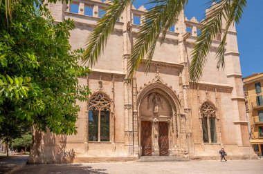 Palma de Mallorca, İspanya - 28 Temmuz 2023: 15. yüzyıl dramatik Gotik mimarisi olan lonca binası, ara sıra sanat sergilerine ev sahipliği yapıyor.