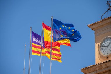 Yazın İspanya ve Avrupa Birliği bayrakları. Palm de Mallorca.