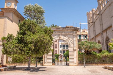 Palma de Mallorca, İspanya - 28 Temmuz 2023: 15. yüzyıl dramatik Gotik mimarisi olan lonca binası, ara sıra sanat sergilerine ev sahipliği yapıyor.