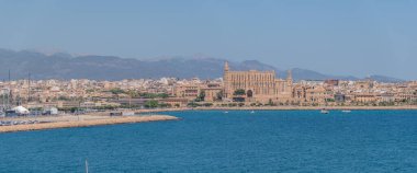 Palma de Mallorca 'nın manzarası Eski şehir silüeti.