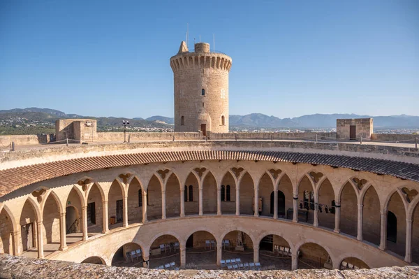 İspanya, Palma de Mallorca 'daki tarihi Bellver Kalesi manzarası.