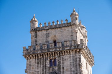 Lizbon, Portekiz - 30 Temmuz 2023: Lizbon 'un eski kentindeki Belem Kulesi' nin güzel manzarası.