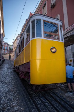 Lizbon, Portekiz - 30 Temmuz 2023: Lizbon 'un eski şehrinde füniküler tramvay.