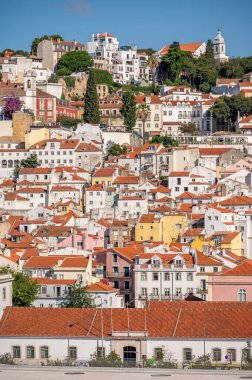 Lizbon, Portekiz - 30 Temmuz 2023: Lizbon 'un eski şehrinde güzel manzara ve mimari.