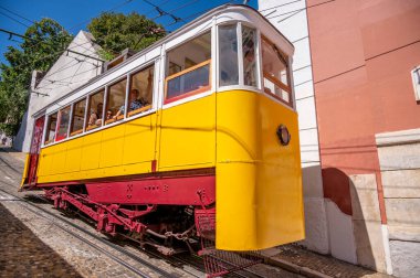 Lizbon, Portekiz - 30 Temmuz 2023: Lizbon 'un eski şehrinde füniküler tramvay.