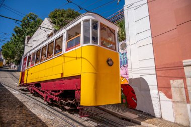 Lizbon, Portekiz - 30 Temmuz 2023: Lizbon 'un eski şehrinde füniküler tramvay.