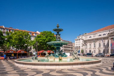 Lizbon, Portekiz - 30 Temmuz 2023: Lizbon 'un eski kentindeki Rossio Meydanı' nda güzel bir çeşme.