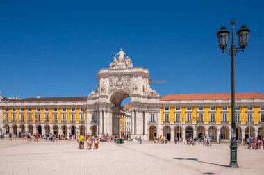 Lizbon, Portekiz - 30 Temmuz 2023: Lizbon 'un eski şehrinde Güzel Rua Augusta Kemeri.