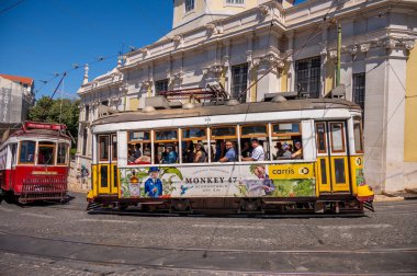 Lizbon, Portekiz - 30 Temmuz 2023: Lizbon 'un eski şehrinde ünlü tramvay.