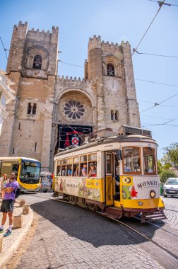 Lizbon, Portekiz - 30 Temmuz 2023: Lizbon 'un eski kentindeki ünlü tramvay hattı.