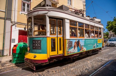 Lizbon, Portekiz - 30 Temmuz 2023: Lizbon 'un eski kentindeki ünlü tramvay hattı.