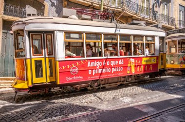 Lizbon, Portekiz - 30 Temmuz 2023: Lizbon 'un eski kentindeki ünlü tramvay hattı.