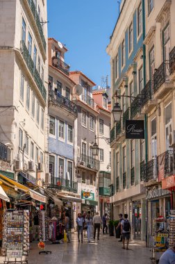 Lizbon, Portekiz - 30 Temmuz 2023: Lizbon 'un eski şehrinde güzel manzara ve mimari.