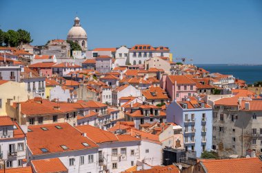 Lizbon, Portekiz - 30 Temmuz 2023: Lizbon 'un eski kentindeki Portas do Sol Viewpoint' te güzel manzaralar.