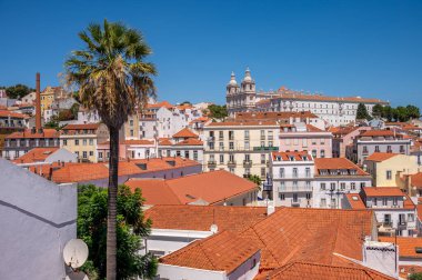 Lizbon, Portekiz - 30 Temmuz 2023: Lizbon 'un eski kentindeki Portas do Sol Viewpoint' te güzel manzaralar.