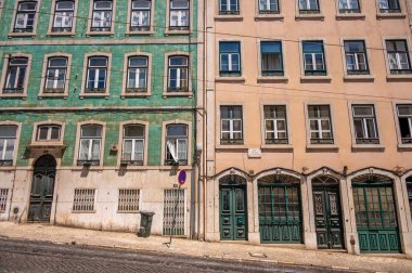 Lizbon, Portekiz - 30 Temmuz 2023: Lizbon 'un eski şehrinde güzel manzara ve mimari.