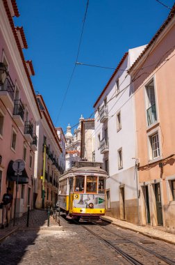 Lizbon, Portekiz - 30 Temmuz 2023: Lizbon 'un eski kentindeki Sao Vicente Kilisesi ve Manastırı yakınlarındaki tramvay.