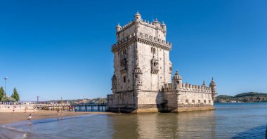 Lizbon, Portekiz - 30 Temmuz 2023: Lizbon 'un eski kentindeki Belem Kulesi' nin güzel manzarası.