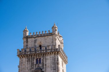 Lizbon, Portekiz - 30 Temmuz 2023: Lizbon 'un eski kentindeki Belem Kulesi' nin güzel manzarası.