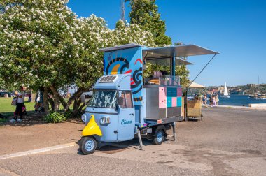 Lizbon, Portekiz - 30 Temmuz 2023: Lizbon nehri boyunca dondurma satıcısı.