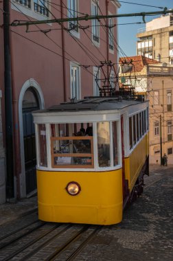 Lizbon, Portekiz - 30 Temmuz 2023: Lizbon 'un eski şehrinde Funicular araba.