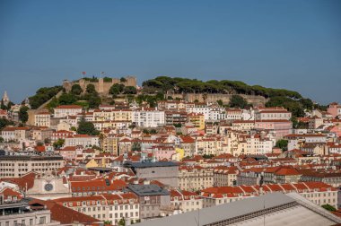 Lizbon, Portekiz - 30 Temmuz 2023: Lizbon 'un eski şehrinde güzel manzara ve mimari.