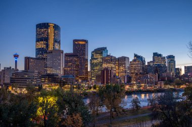 Calgary 'nin modern gökyüzü manzarası güzel bir sonbahar akşamında.