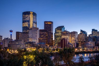 Calgary 'nin modern gökyüzü manzarası güzel bir sonbahar akşamında.