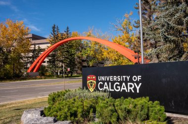 Calgary, Alberta - 9 Ekim 2023: Calgary Üniversitesi giriş işareti.