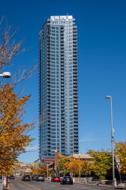 Calgary, Alberta - 9 Ekim 2023: sonbaharda Calgary 'nin ufuk çizgisi üzerinde bir apartman manzarası.