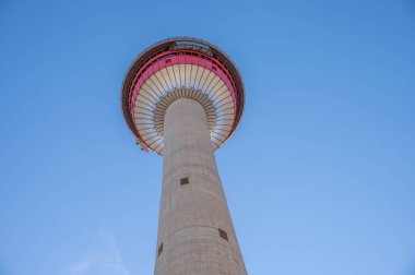 Calgary, Alberta - 9 Ekim 2023 Calgary 'nin şehir merkezindeki Calgary Kulesi manzarası.