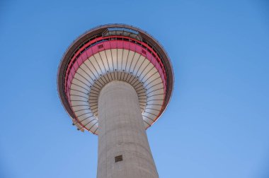 Calgary, Alberta - 9 Ekim 2023 Calgary 'nin şehir merkezindeki Calgary Kulesi manzarası.