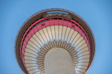 Calgary, Alberta - 9 Ekim 2023 Calgary 'nin şehir merkezindeki Calgary Kulesi manzarası.