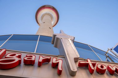 Calgary, Alberta - 9 Ekim 2023 Calgary 'nin şehir merkezindeki Calgary Kulesi manzarası.