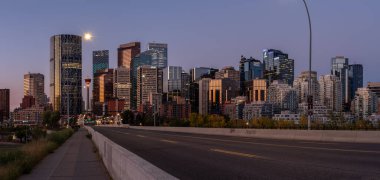 Calgary, Alberta - 16 Eylül 2023 Calgary 'nin ufuk çizgisi bir sonbahar sabahı.