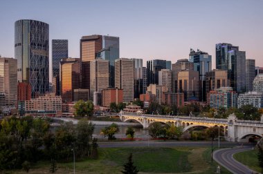 Calgary, Alberta - 16 Eylül 2023 Calgary 'nin ufuk çizgisi bir sonbahar sabahı.