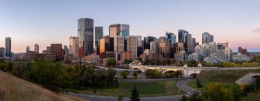 Calgary, Alberta - 16 Eylül 2023 Calgary 'nin ufuk çizgisi bir sonbahar sabahı.