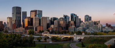Calgary, Alberta - 16 Eylül 2023 Calgary 'nin ufuk çizgisi bir sonbahar sabahı.