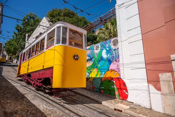 Lizbon, Portekiz - 30 Temmuz 2023: Lizbon 'un eski şehrinde füniküler tramvay.