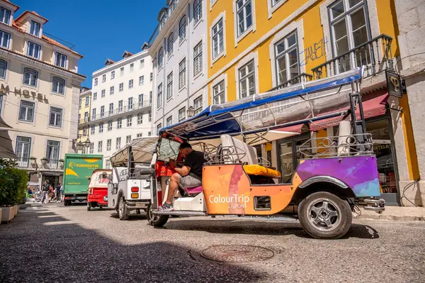 Lizbon, Portekiz - 30 Temmuz 2023: Küçük arabalarla güzel turistler ve Lizbon 'un eski kentinde Tuk Tuks.