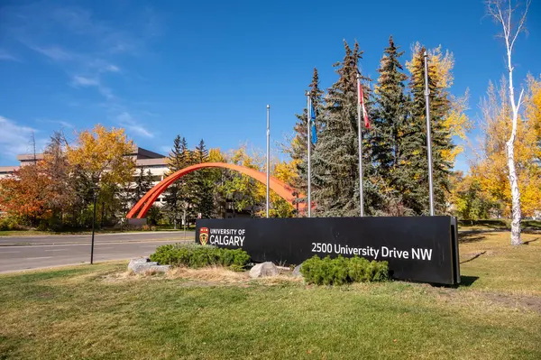 Calgary, Alberta - 9 Ekim 2023: Calgary Üniversitesi giriş işareti.