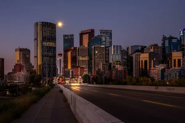 Calgary, Alberta - 16 Eylül 2023 Calgary 'nin ufuk çizgisi bir sonbahar sabahı.