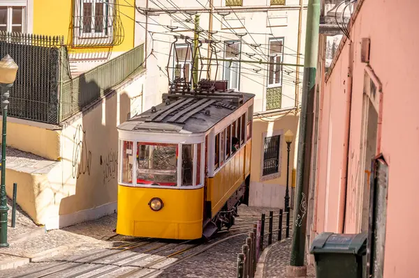 Lisbonne Portugal Juillet 2023 Tramway Funiculaire Dans Vieille Ville Lisbonne Images De Stock Libres De Droits