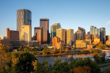 Calgary, Alberta - 16 Eylül 2023 Calgary 'nin ufuk çizgisi bir sonbahar sabahı.