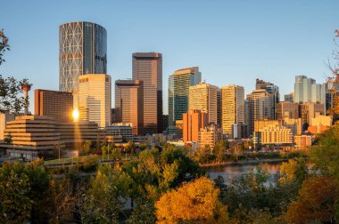 Calgary, Alberta - 16 Eylül 2023 Calgary 'nin ufuk çizgisi bir sonbahar sabahı.