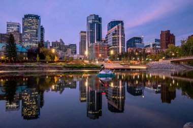 Calgary, Alberta - 17 Eylül 2023 Calgary 'nin ufuk çizgisi bir sonbahar sabahı.